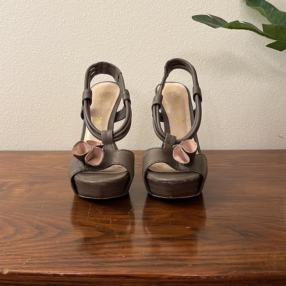 L.A.M.B. Veena Gray Platform Sandals with Flower - Picture 2 of 16
